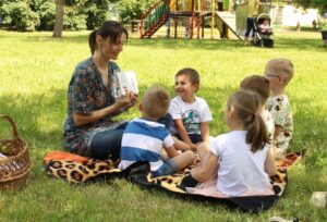 Reading outside, Panská zahrada